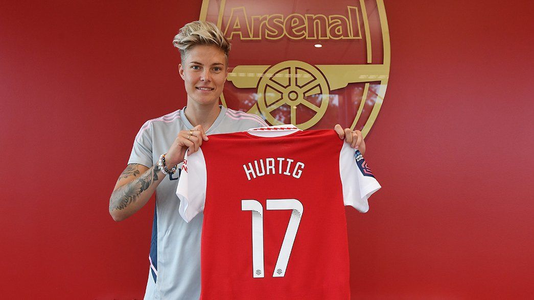 Lina Hurtig poses with her Arsenal No.17 shirt