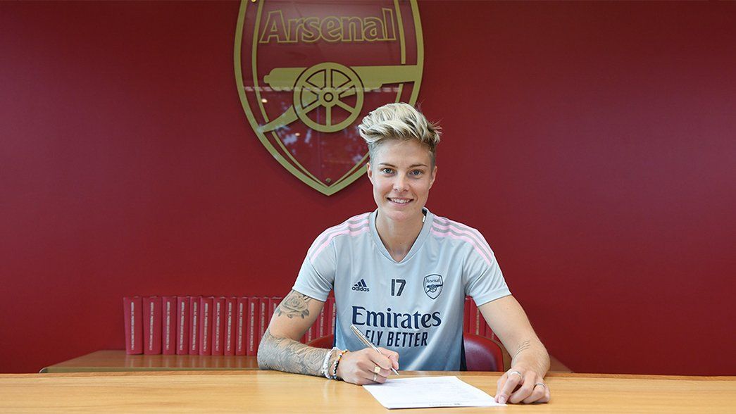 Lina Hurtig signs contract