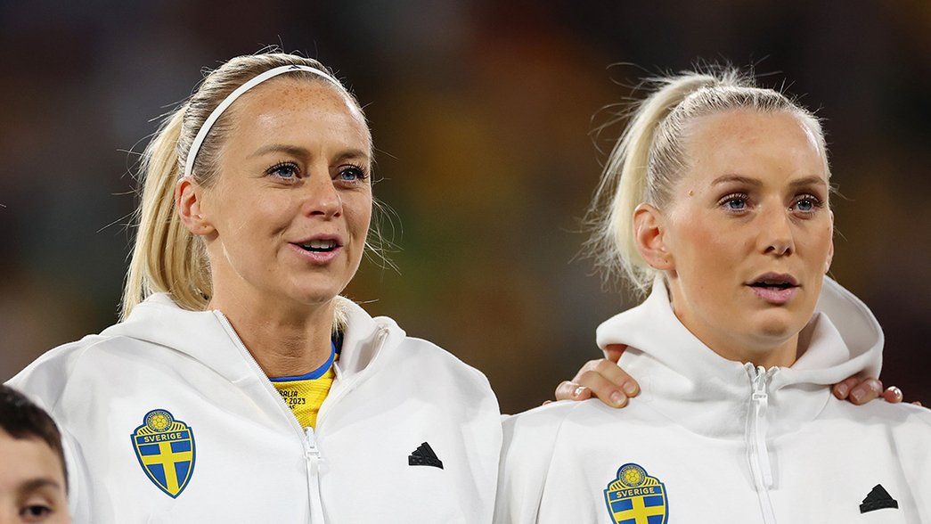 Amanda Ilestedt and Stina Blackstenius sing the Swedish national anthem