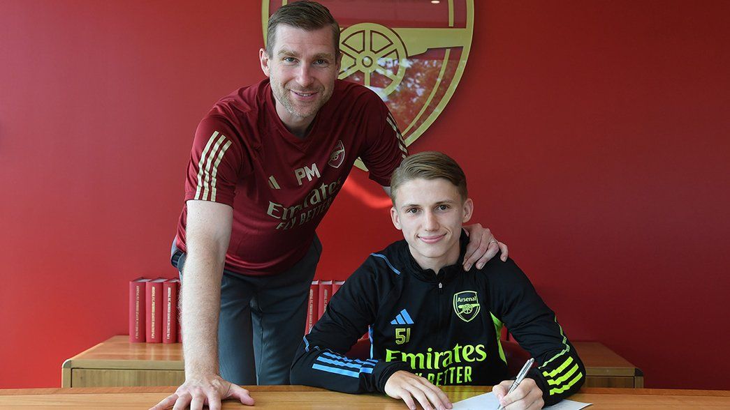 Jimi Gower signs his professional contract beside Per Mertesacker 