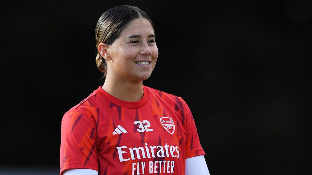 Kyra Cooney-Cross in the Arsenal pre-match shirt