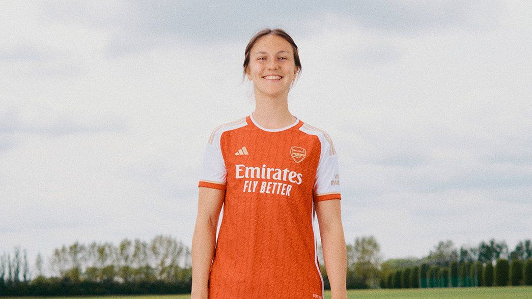 Lotte Wubben-Moy poses at London Colney in the 2023/24 Arsenal shirt