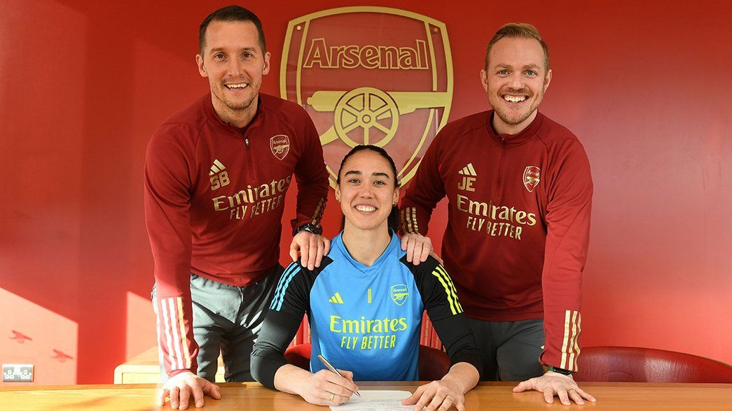Manuela Zinsberger signs her contract with head coach Jonas Eidevall and goalkeeping coach, Seb Barton