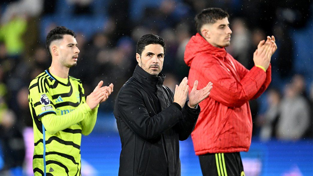 Mikel Arteta claps the supporters at the full time whistle