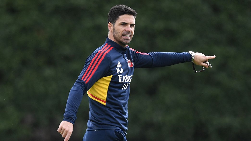 Mikel Arteta gives instructions during training