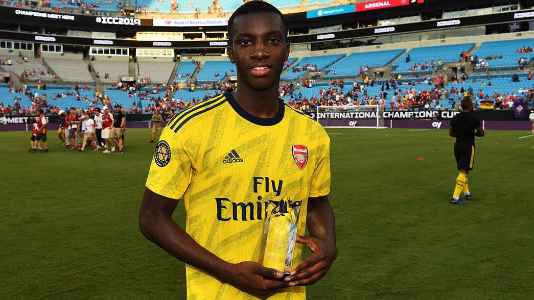 Eddie Nketiah poses with the MVP award after scoring twice against Fiorentina