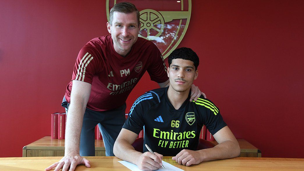 Ismail Oulad M’Hand signs his professional contract beside Per Mertesacker