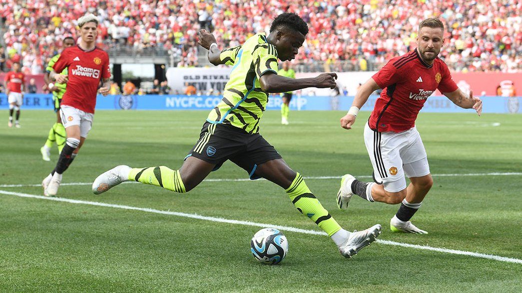 Bukayo Saka sends in a cross against Manchester United