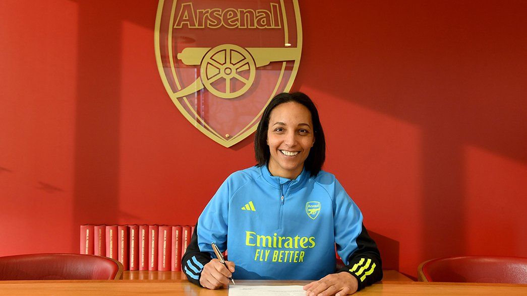 Sarah Bouhaddi signs contract in the Arsenal boardroom