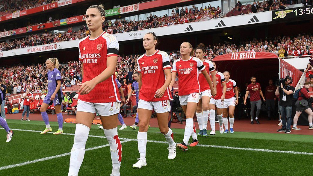 Steph Catley, Caitlin Foord and Frida Maanum walk out of the tunnel at Emirates Stadium