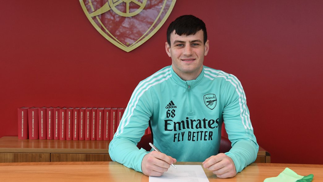 Entertainment A good friend Allegations Tom Smith signs new contract | News | Arsenal.com