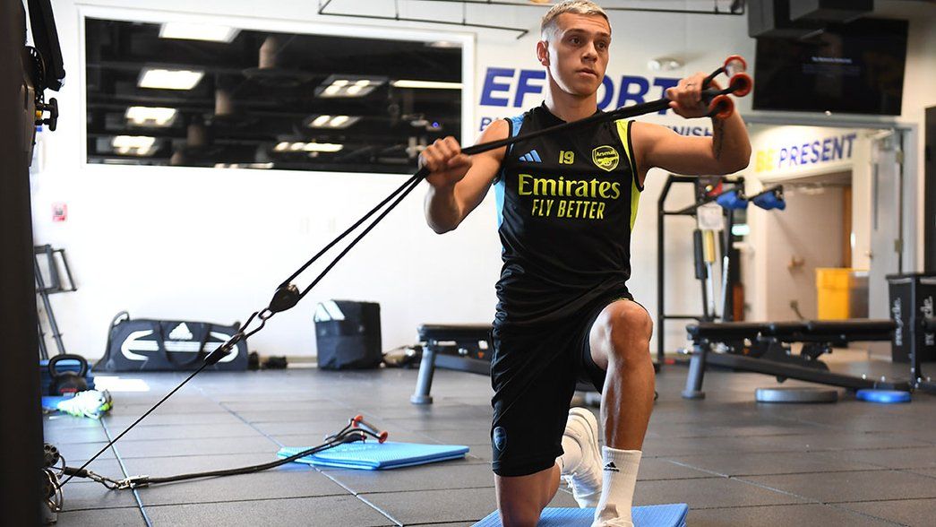 Leandro Trossard pulling weights in the gym