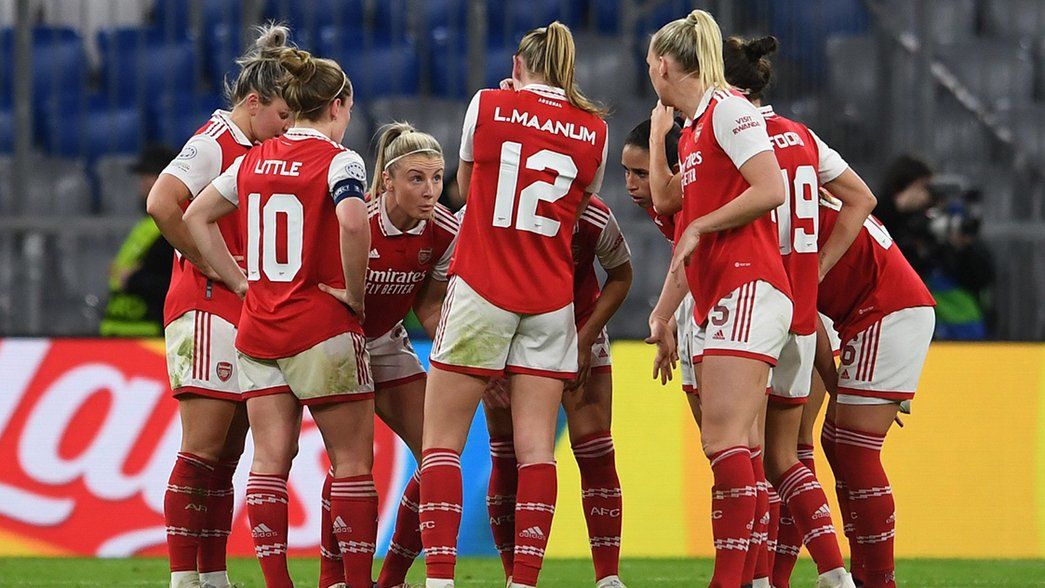 Arsenal Women huddle after conceding against Bayern Munich