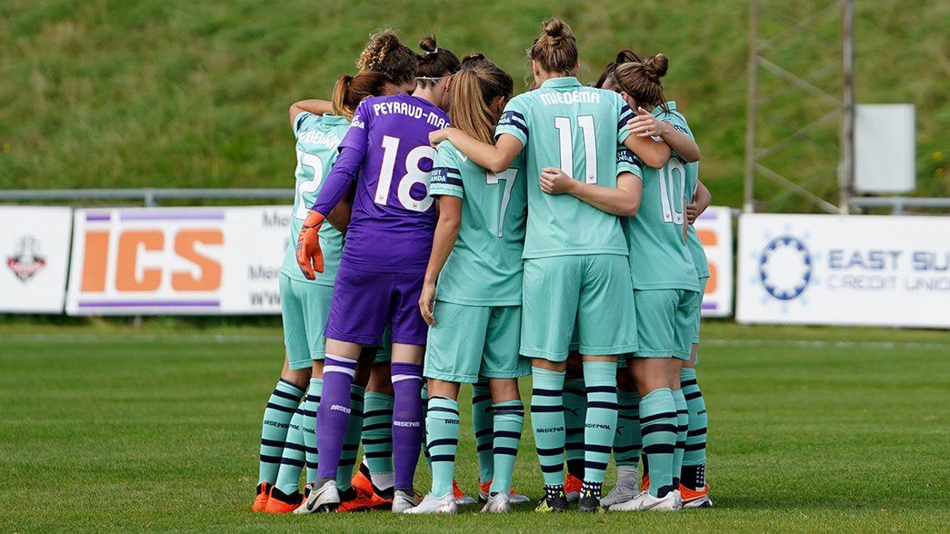 Arsenal Women - team huddle 