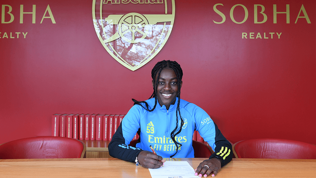 Michelle Agyemang signing her Arsenal contract