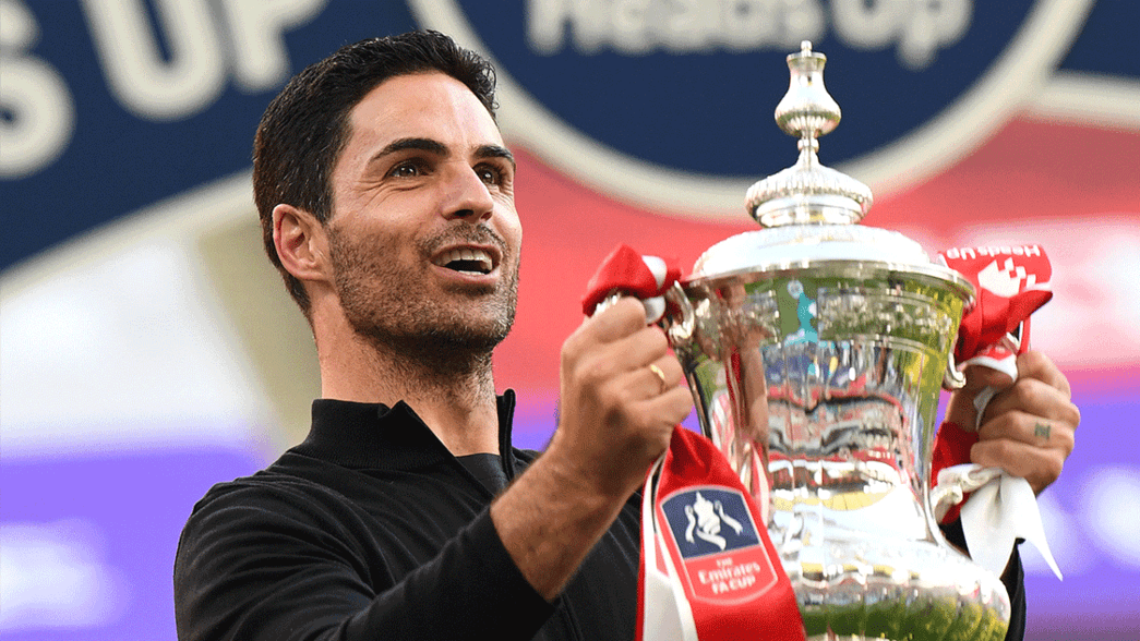 Mikel Arteta lifts the FA Cup trophy in 2020