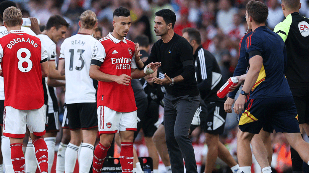 Mikel Arteta chats to Gabriel Martinelli during the win against Fulham