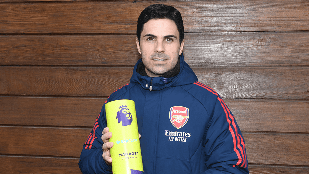 Mikel Arteta with his Manager of the Month award for March
