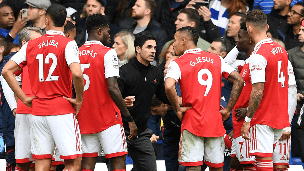 Mikel Arteta giving his players a team talk during the win against Chelsea