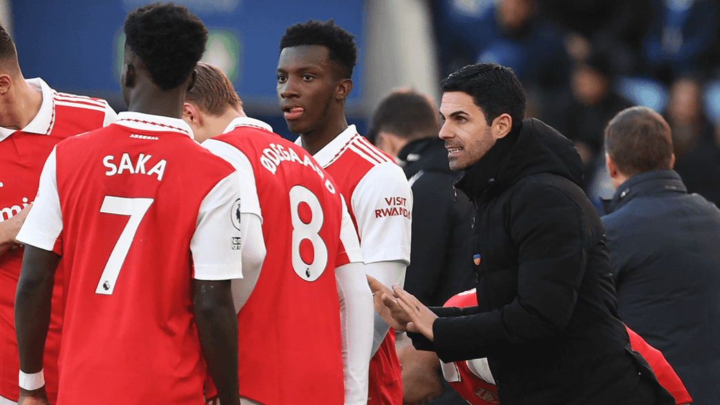 Mikel Arteta holds a team talk during the game against Leicester City