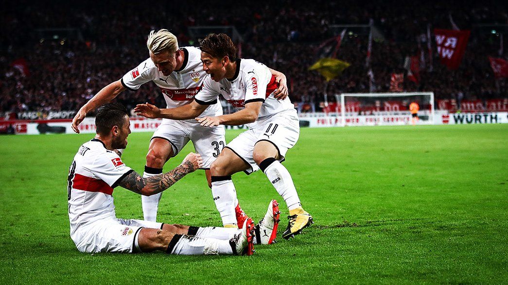 Takuma Asano celebrates against Freiburg