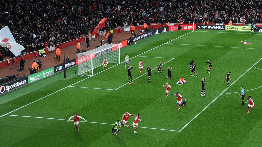 Arsenal players celebrate the winning goal against Bournemouth