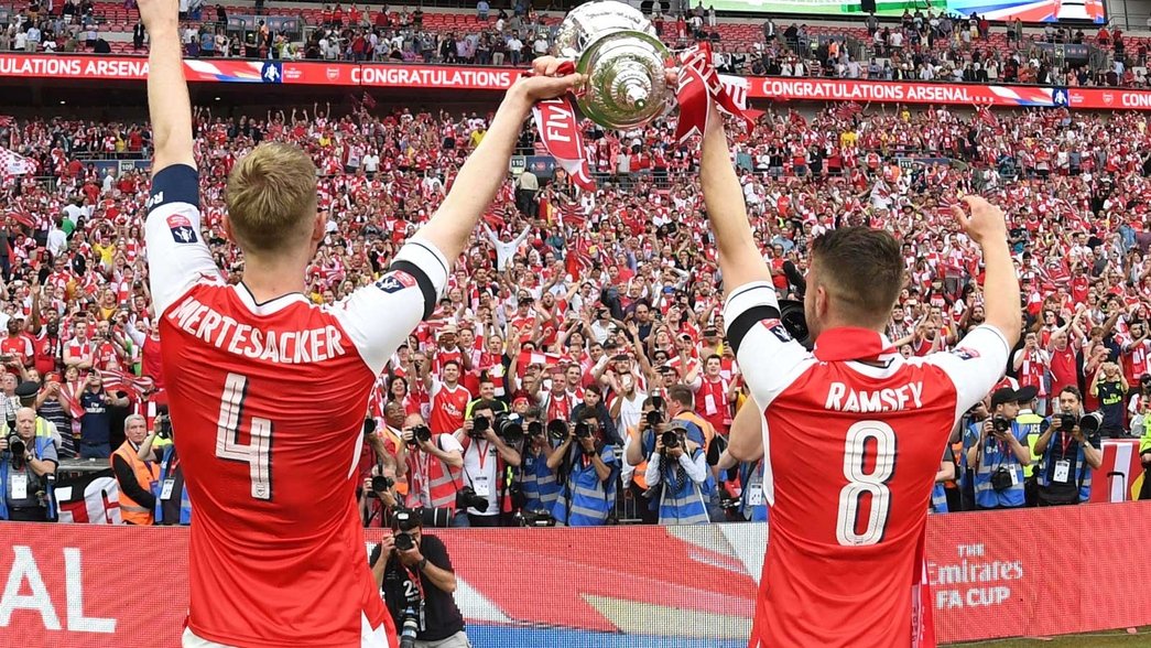 FA Cup 2017 trophy lift in front of fans