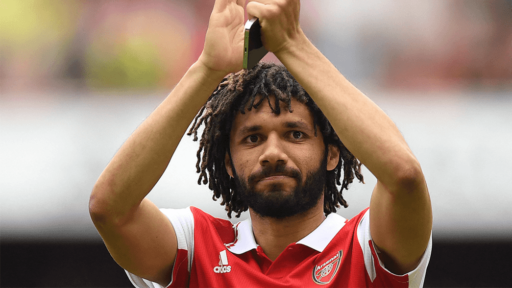 Mohamed Elneny applauds the crowd