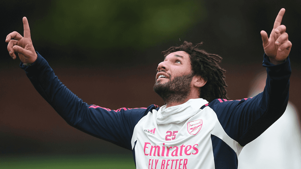 Mohamed Elneny points to the sky during training