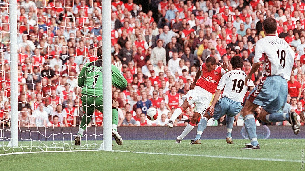 Gilberto scores the first Arsenal goal at Emirates Stadium