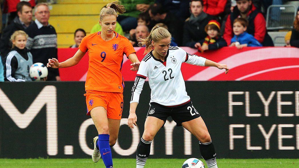 Tabea Kemme in action against Vivianne Miedema