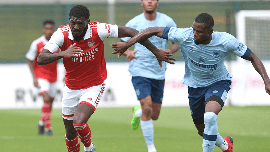 Ainsley Maitland-Niles playing against Brentford