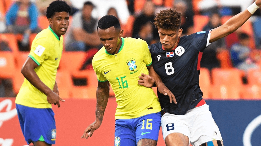 Marquinhos playing for Brazil U20s against Dominican Republic
