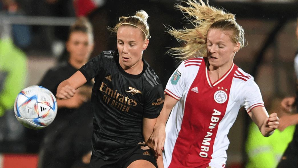 Beth Mead in action against Ajax