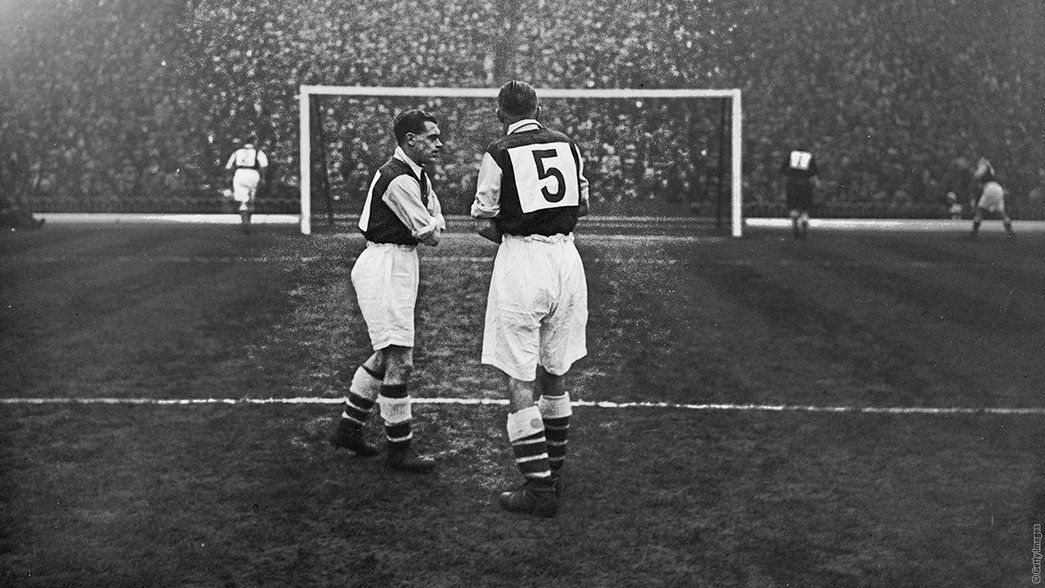 Arsenal wear numbered shirts - 1933