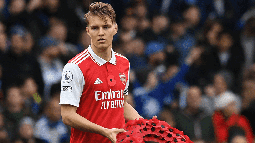 Martin Odegaard laying a wreath of poppies for Remembrance Day