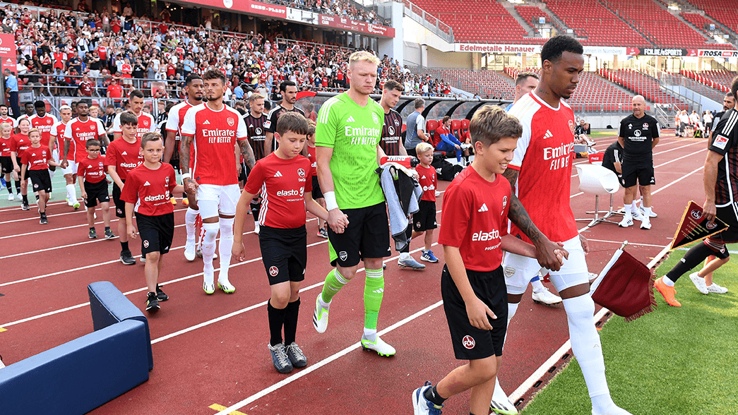 Arsenal and Nurnberg walk out of the tunnel