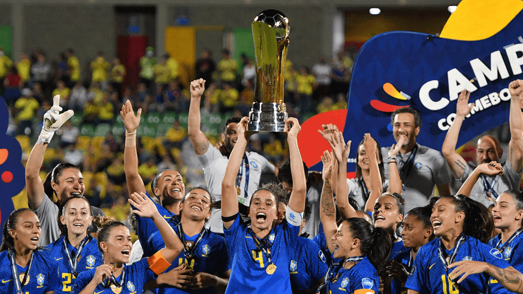 Rafaelle Souza lifts the Copa America Femenina trophy