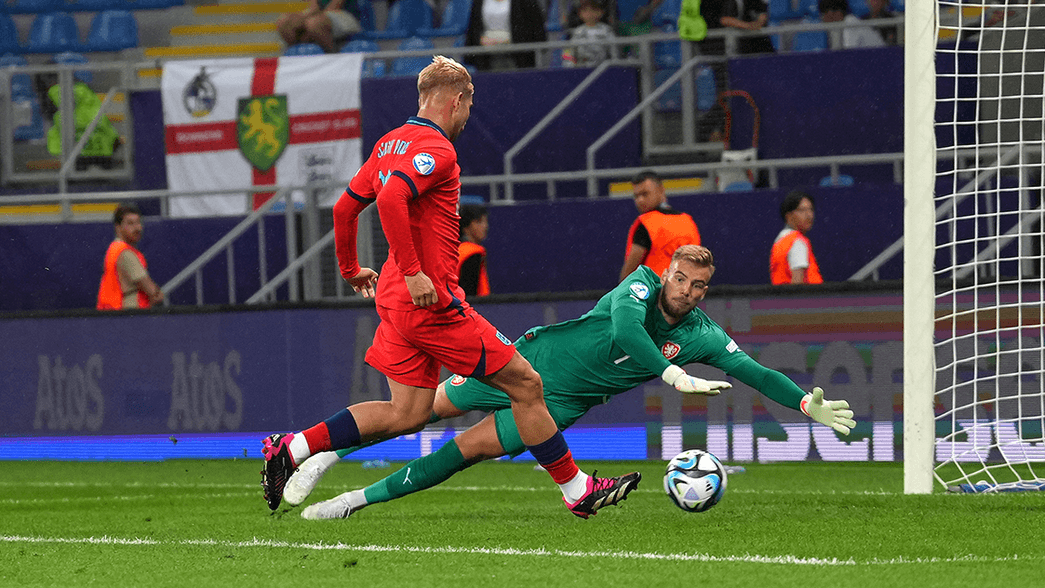 Emile Smith Rowe scores for England under-21s against the Czech Republic