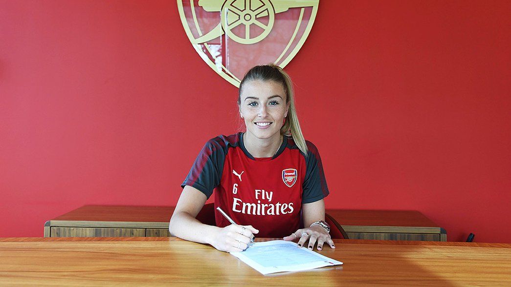 Leah Williamson signs her new contract
