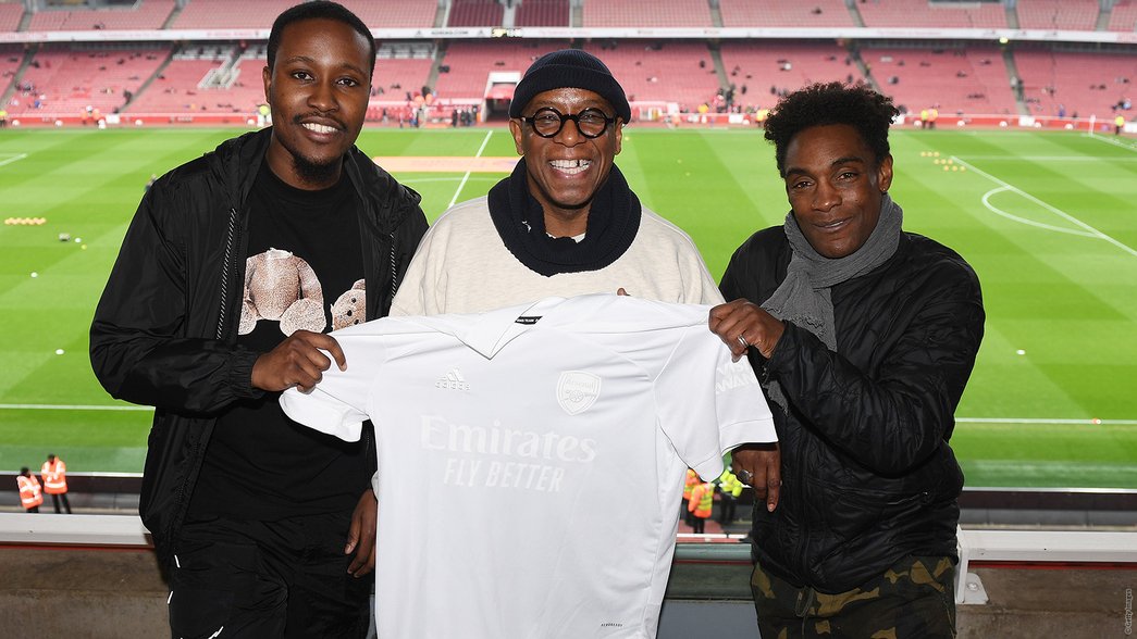 Ian Wright gifts a No More Red shirt at Emirates Stadium