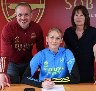 Stina Blackstenius signs new deal with the club
