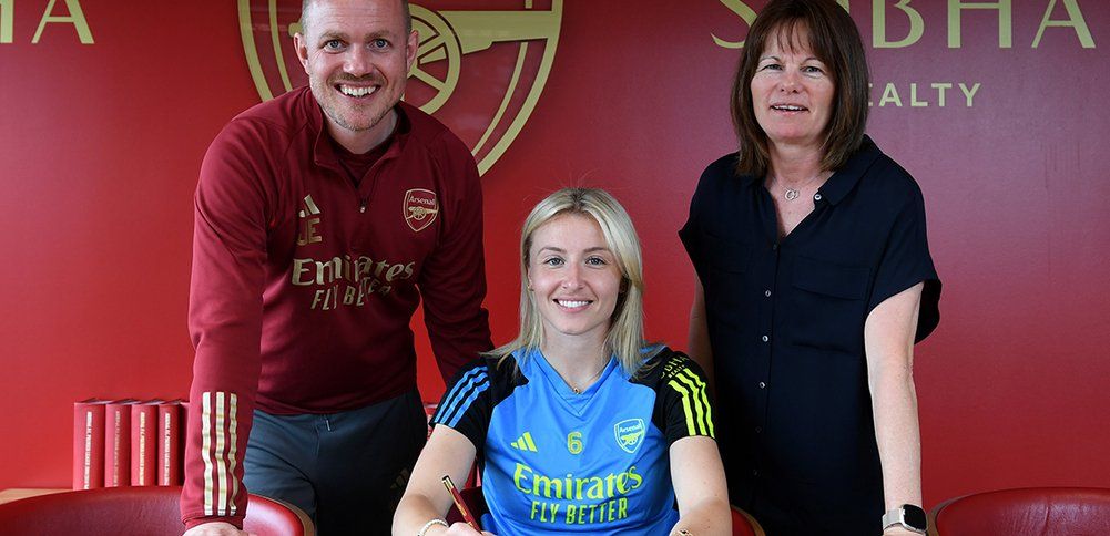 Leah Williamson signs new deal with Arsenal