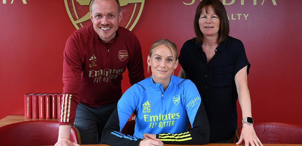 Stina Blackstenius signs new deal with the club